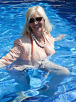 Kinky drunk mature in leggins