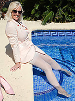 Mature mom hot pussy in nylons