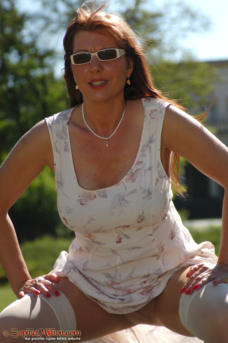 Leggy outdoor mature mom in vintage nylons