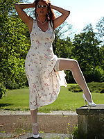 Mature woman flashing pantyhose pussy outdoor